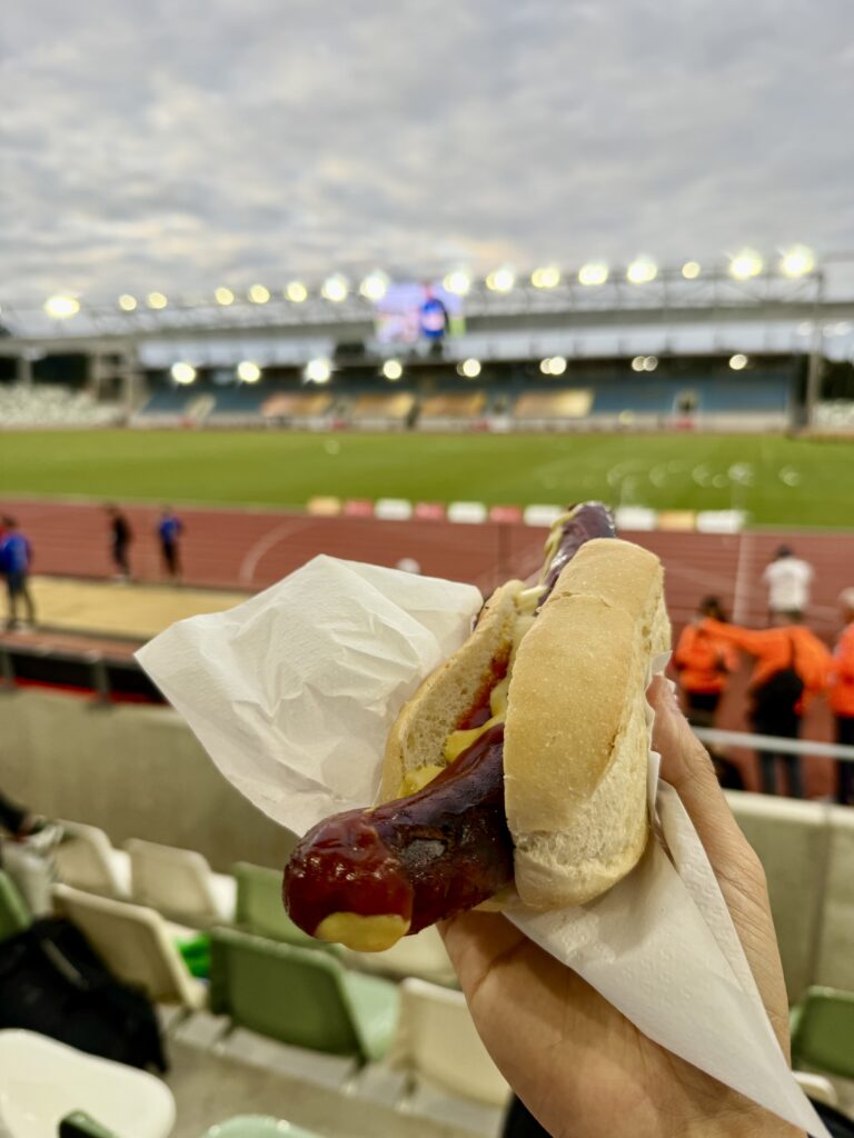 World Transplant Gamesの陸上競技を応援しながら本場のホットドックをいただく