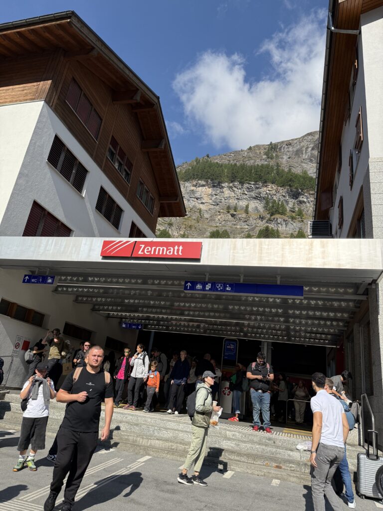 深夜に電車を乗り継いで、Zermattに無事に到着