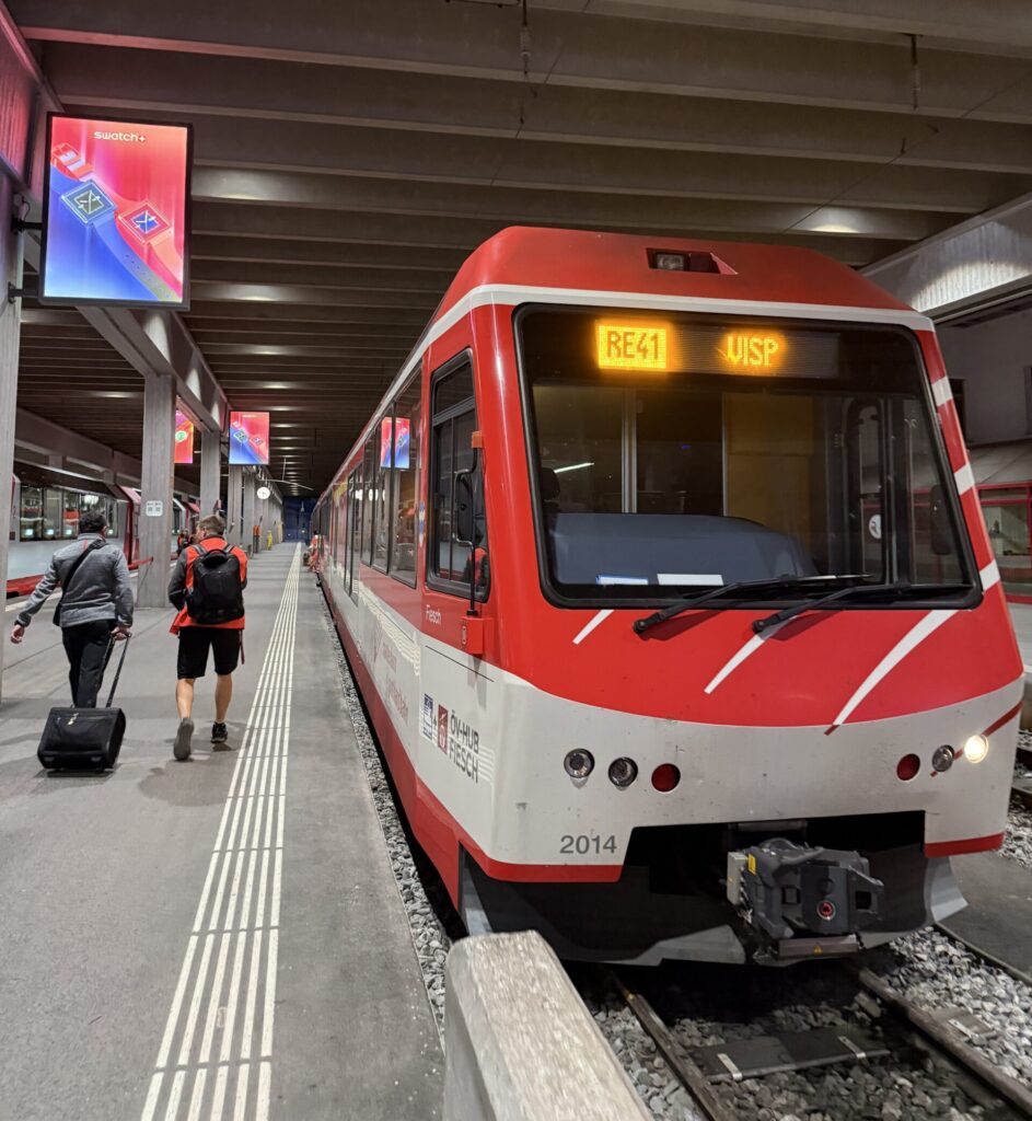 朝から鉄道に乗ってツェルマットの街を後に