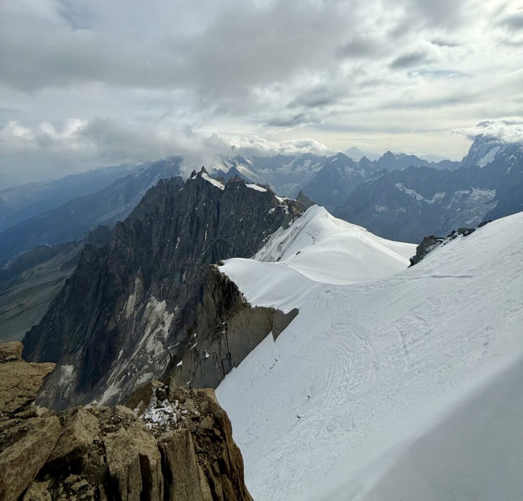 Aiguille du Midiから見渡す山々の絶景