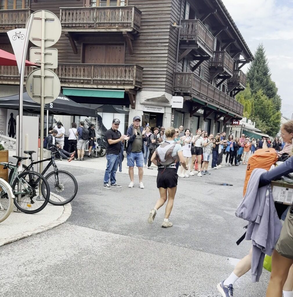 長い距離を走って街に戻ってきたランナーと、それを讃える街中の人たち