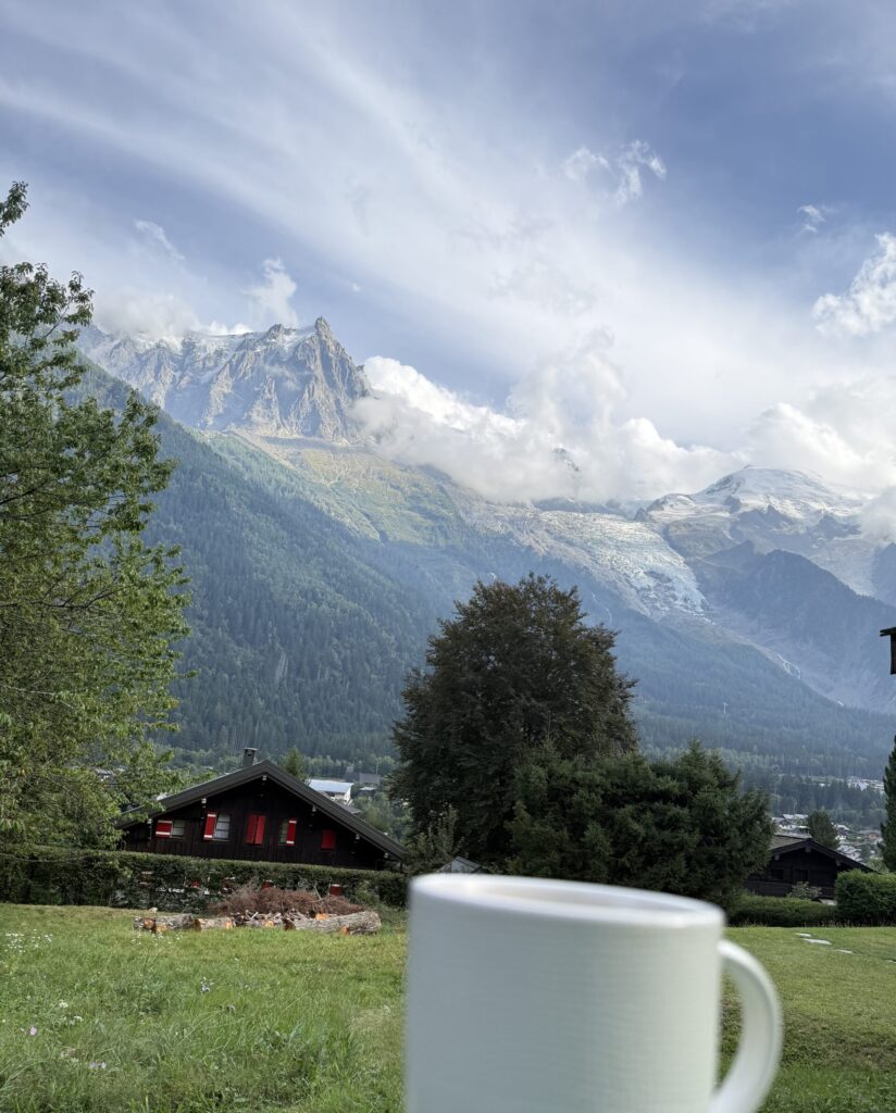 シャモニーの宿で絶景を眺めながらコーヒータイム